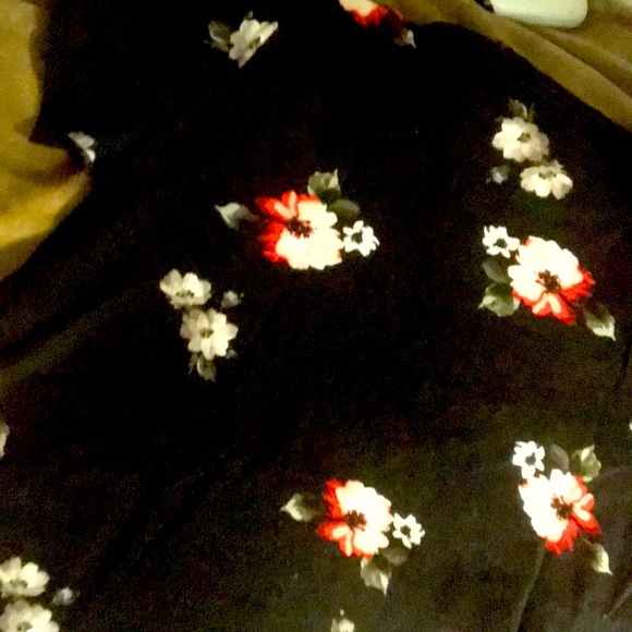 Fitted holister floral tee - Picture 3 of 3